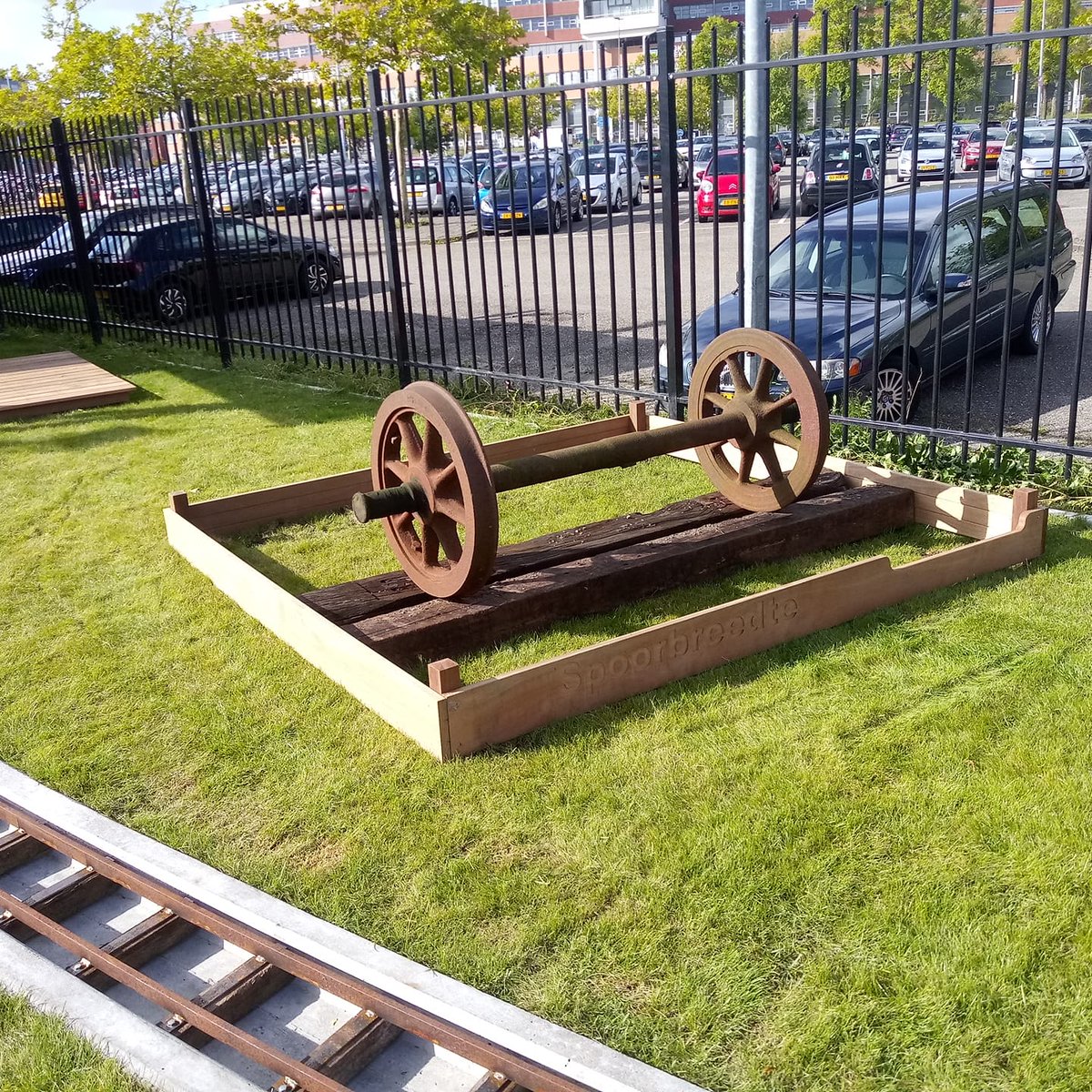 ExpotiseTexel's tweet photo. De SpoorTuin bij @Museumstoomtram in Hoorn vordert gestaag. Al veel onderdelen staan op zijn plek, en waar man kracht te kort is schieten ze ons met de trein te hulp! In 2023 wordt de SpoorTuin in gebruik worden genomen voor de jongste bezoekers. #ontdekken #beleving #ookexpotise https://t.co/oaNpt410OI
