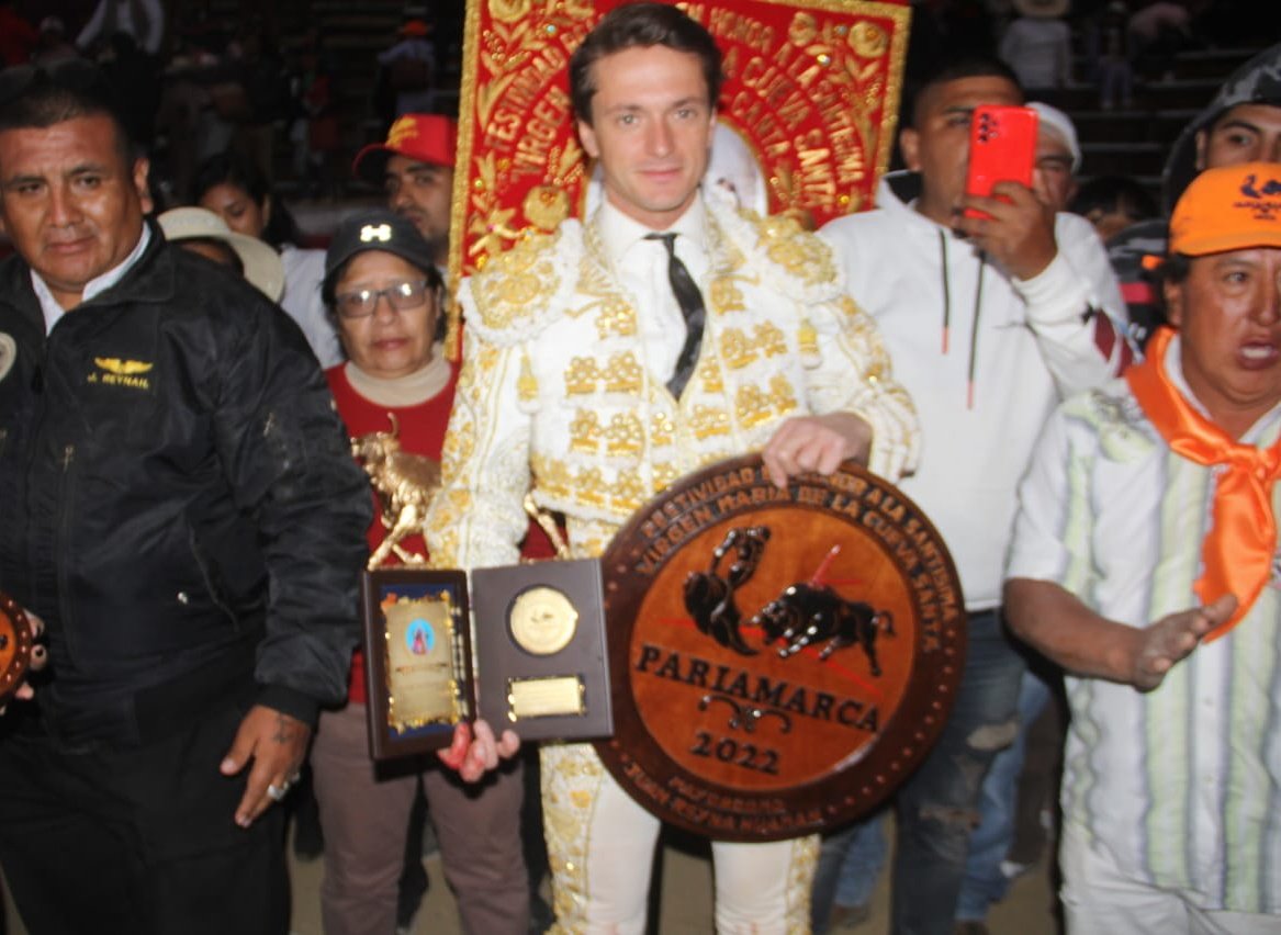 Recordando el Indulto en Pariamarca. Perú 🇵🇪
Junto a Don Orlando
Ganadero de San Pedro Salamanca.
Enhorabuena a Walter,su Mayoral y a todo el equipo.
Hay una bonita historia tras este Indulto.
Cualquier lugar del mundo, cualquier plaza, cualquier Toro es una oportunidad de sentir