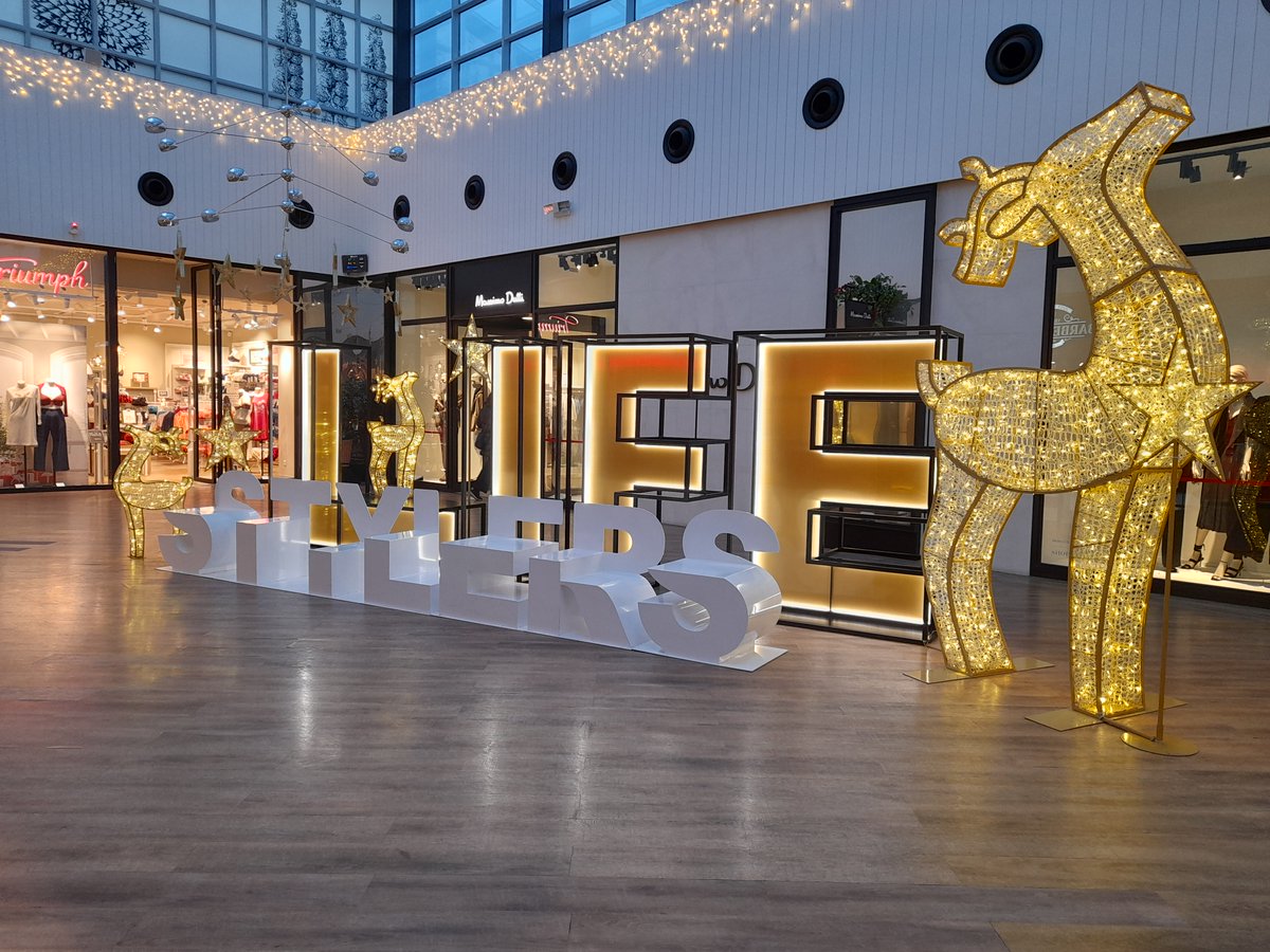 Madrid_Style's tweet photo. ¡Llegó la magia de la Navidad a #TheStyleOutlets!
Así de bonito encontrarás nuestros centros cuando vengas a atrapar los mejores descuentos. Disfruta de la época más mágica del año ¡y no olvides hacerte una foto! https://t.co/d7TEwz0wT4