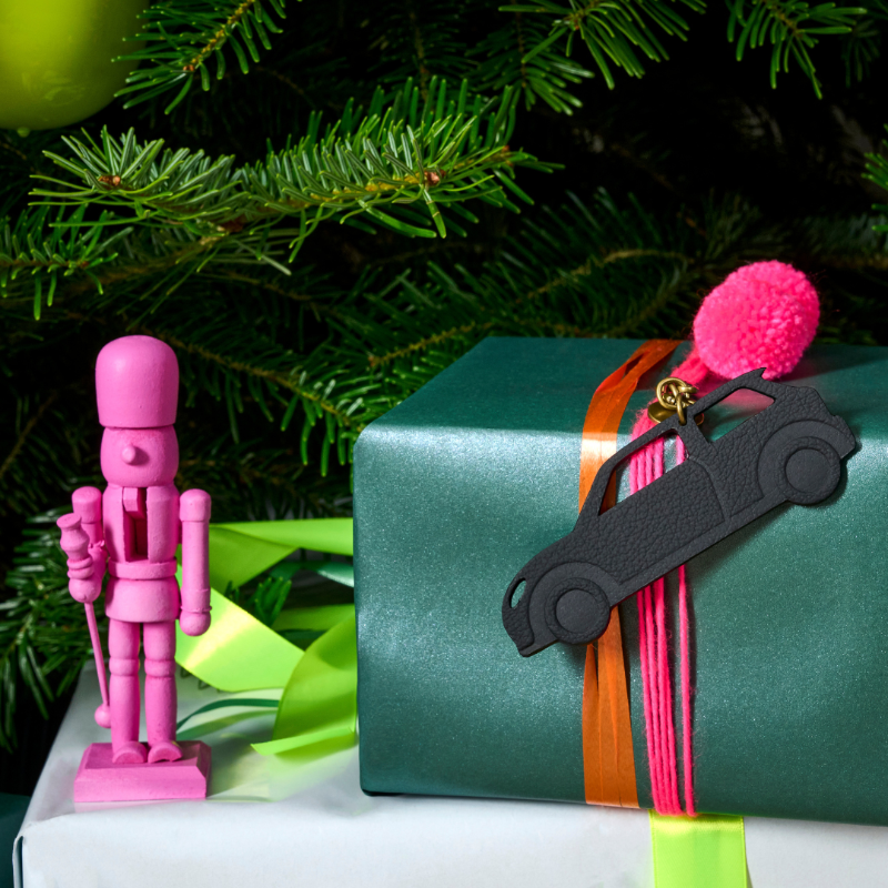 MINIEspana's tweet photo. Encuentra en la colección MINI Lifestyle 2022 el regalo original con el que sorprender a tu MINI Lover estas Navidades. 🎄🎁 ¡Éxito garantizado! 

#MINIES #MINILifestyle #Navidad