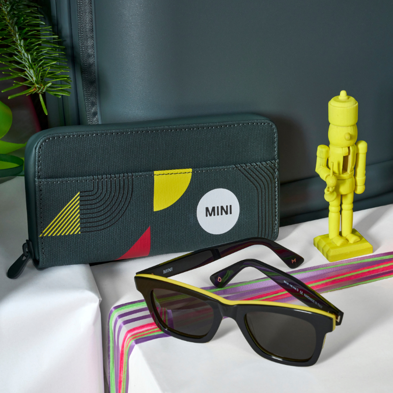 MINIEspana's tweet photo. Encuentra en la colección MINI Lifestyle 2022 el regalo original con el que sorprender a tu MINI Lover estas Navidades. 🎄🎁 ¡Éxito garantizado! 

#MINIES #MINILifestyle #Navidad