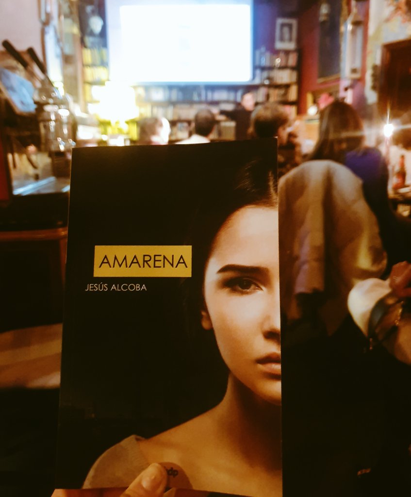 Ayer <a href="/jesusalcoba/">Jesus Alcoba</a> se atrevió a subir a un escenario a miembros de su familia para presentar su novela Amarena. Una presentación íntima y original en un local madrileño de lo más bonito y acogedor. 
¡Enhorabuena! ❤