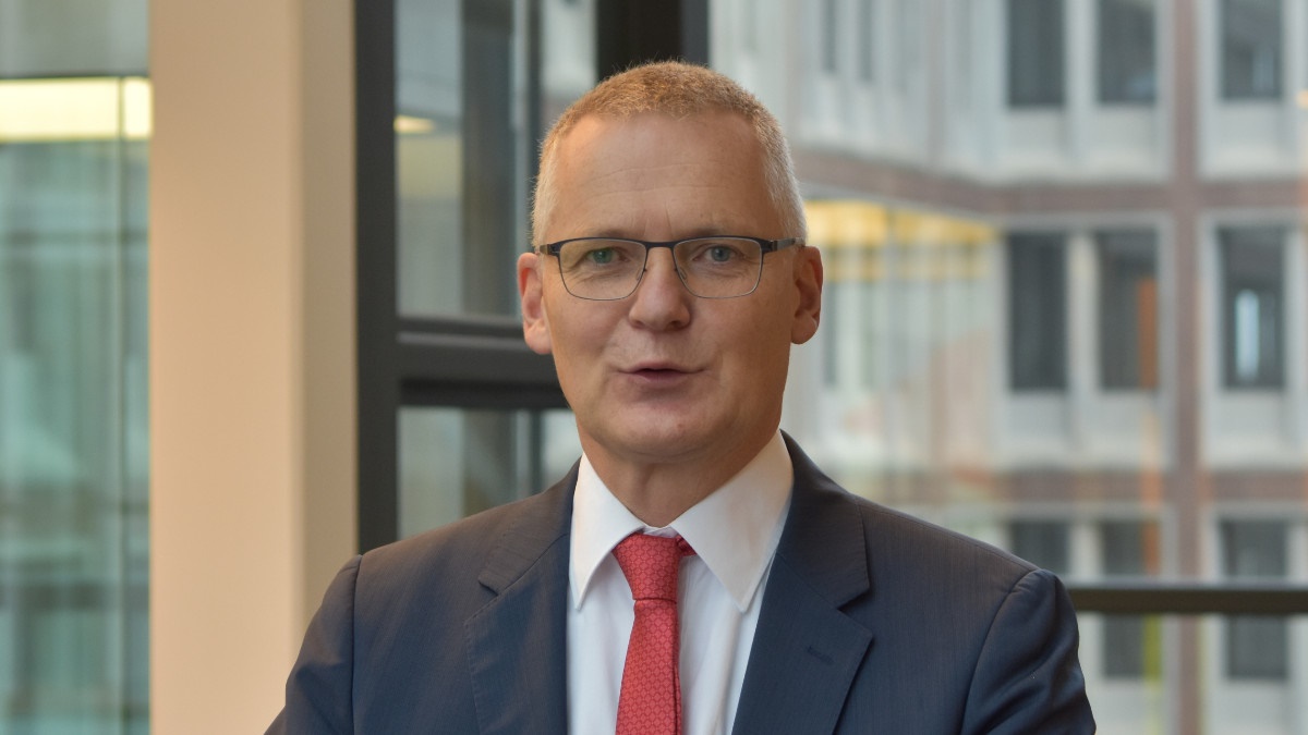 ruv_news's tweet photo. R+V-Chefvolkswirt Uwe Siegmund sieht die Zukunft der Lebensversicherung positiv: 
👍👍
„Rezession und hohe Inflation halten nicht ewig an. Und Investments werfen infolge gestiegener Zinsen wieder attraktivere Renditen ab. (...)“.📈 https://t.co/DbtvQkMBDt