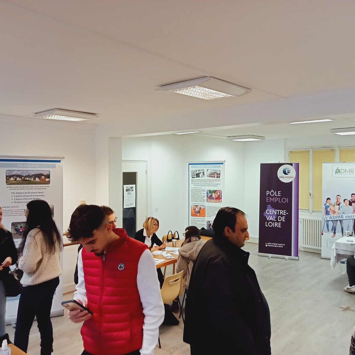 La semaine à Senonches se clôture ce matin par des rencontres entre candidats et #Entreprises. Cette semaine, ce sont plus de 50 demandeurs d #emploi qui ont pu assister à ce temps. 
Bravo aux conseillers @poleemploi_RCVL pour l'organisation.