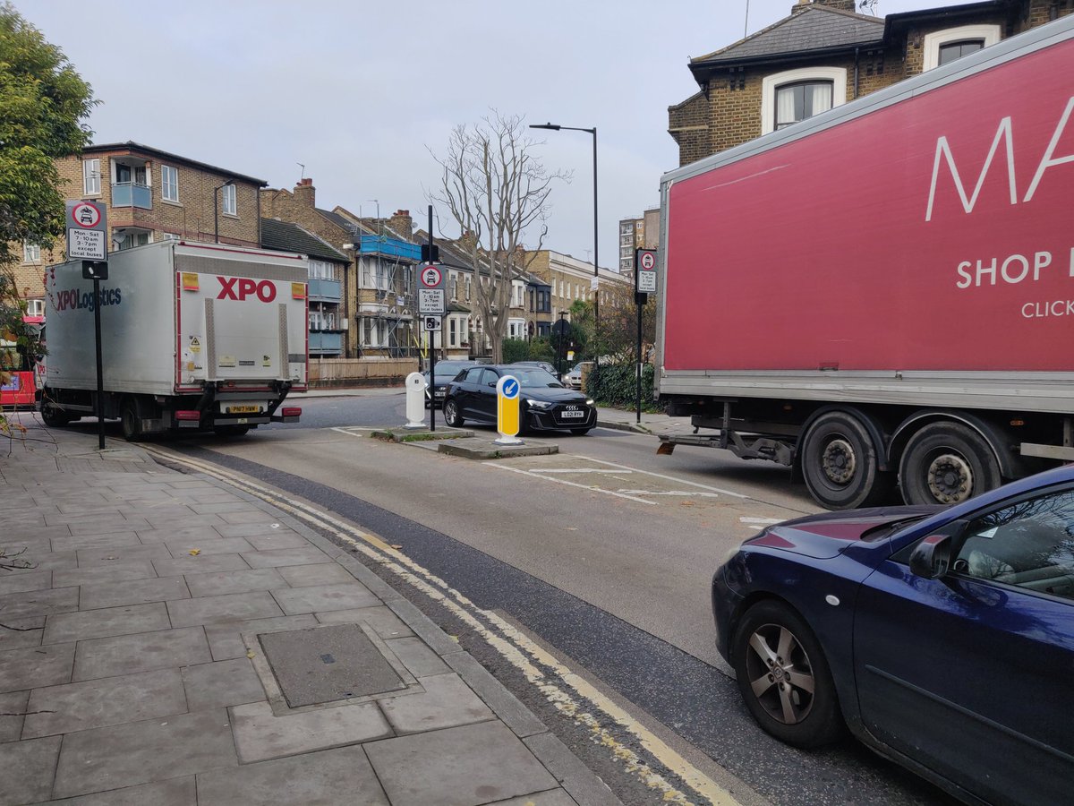 Just gone five past ten in the morning and the traffic sewer on small residential streets returns because the Lansdowne Rd bus gate isn't 24/7.
 <a href="/metecoban92/">Mete Coban MBE</a> <a href="/mayorofhackney/">Mayor of Hackney</a> these two lorries should not be on these roads.