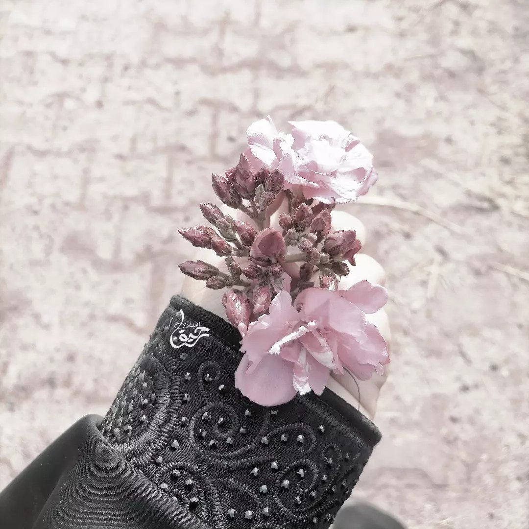 تَْلكَ التي تَرتدي العباءةَ في كلِ الأماكنِ في الجامعةِ والأسواق ِوالمحافلِ ولا يقتصرُ أرتدائها للعباءةِ فقط في الاضرحةِ لن تتَخلى عَنها العباءةَ سَتشفعُ لها يومَ القيامةِ✨💫🌿