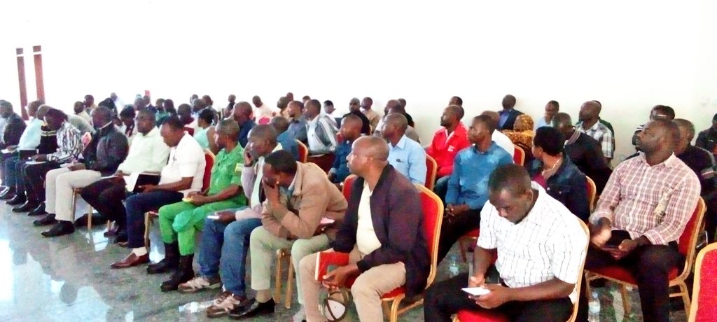 RubavuDistrict's tweet image. Nonaha: Umuyobozi w&apos;Akarere wungirije Ushinzwe iterambere ry&apos;Ubukungu @Deonzabo amaze guha ikaze Umuyobozi wa @RwandaAgriBoard  @P_Karangwa mu nama Nyunguranabitekerezo y&apos;umunsi 1 Ihuza abakozi n&apos; abafatanyabikorwa batandukanye b&apos;Akarere mu bikorwa by&apos;ubuhinzi n&apos;ubworozi u Karere