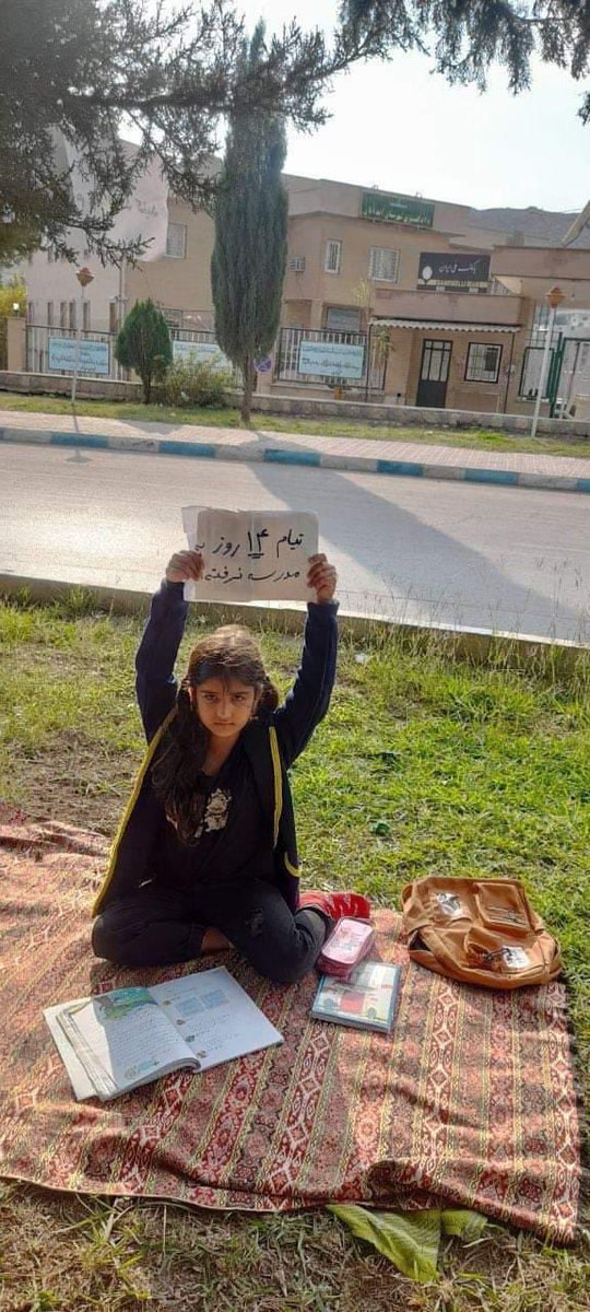Sitzstreik eines Kindes aus #Abadan, dass gegen die Verhaftung seines Vaters vor dem Gerichtsgebäude von Abdanan protestiert. #IranRevoIution2022 #JinJiyanAzadi #zanzendegiazadi #FrauenLebenFreiheit