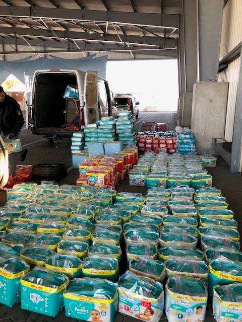 zoll_info's tweet photo. Knapp 600 Packungen #Babywindeln , 2 Rasentraktoren🚜 und u.a. 485 Packungen #Süßigkeiten aus 🇬🇧 fanden Zöllner:innen in #Kiel an Bord eines Kleinbusses aus 🇱🇹. Für die Waren war bei der Einfuhr keine Zollanmeldung abgegeben worden.

➡️Steuerstrafverfahren eingeleitet
#HZAkiel https://t.co/9gskuAWv3V