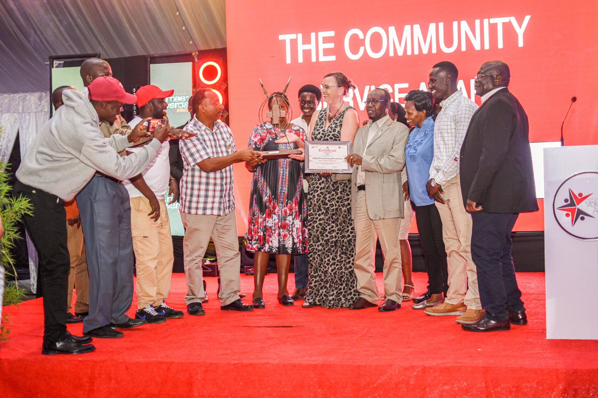 Congratulations to all the nominees and winners at yesterday's @KenyaRedCross Volunteer Awards. It was an honour to present the Community Service Award to worthy winners Kisumu County Branch Board and Edward Odero! #volunteering
#KRCSVolunteerAwards