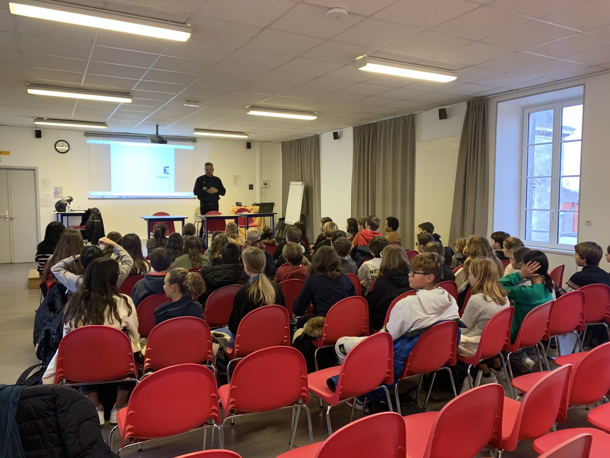 Dans le cadre du Parcours citoyen, les 6e ont pu assister à des interventions de prévention sur la Sécurité routière. Merci à notre CPE pour l’organisation et aux intervenants de l’agglo et de la police nat. pour ces échanges. <a href="/PoliceNat_17/">Police nationale 17</a> <a href="/AggloLR/">La Rochelle Agglo</a> <a href="/DSDEN17/">DASEN17</a> <a href="/acpoitiers/">Académie de Poitiers</a>