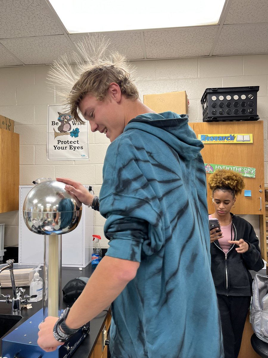 What’s happening? Science 🤪☺️#vandegraff #staticelectricity @CumberlandPoly