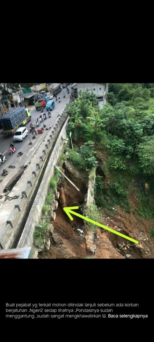 Buat barudaks yang aktifitas pulang pergi jalur Bogor - Sukabumi, ada kerusakan dinding jalan di wilayah Cikereteg.

Telihat pondasi dinding sudah menggantung hampir roboh.