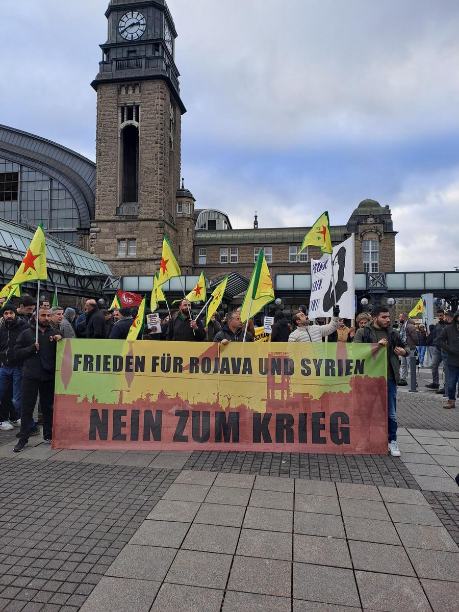 test Twitter Media - Demonstration gegen den Angriff der #Türkei auf #Rojava in #Hamburg. @PolizeiHamburg behauptet wahrheitswidrig, die Fahnen der #YPG seien verboten und lässt die Demo nicht losgehen. Schande! https://t.co/rqcsEcFrLX