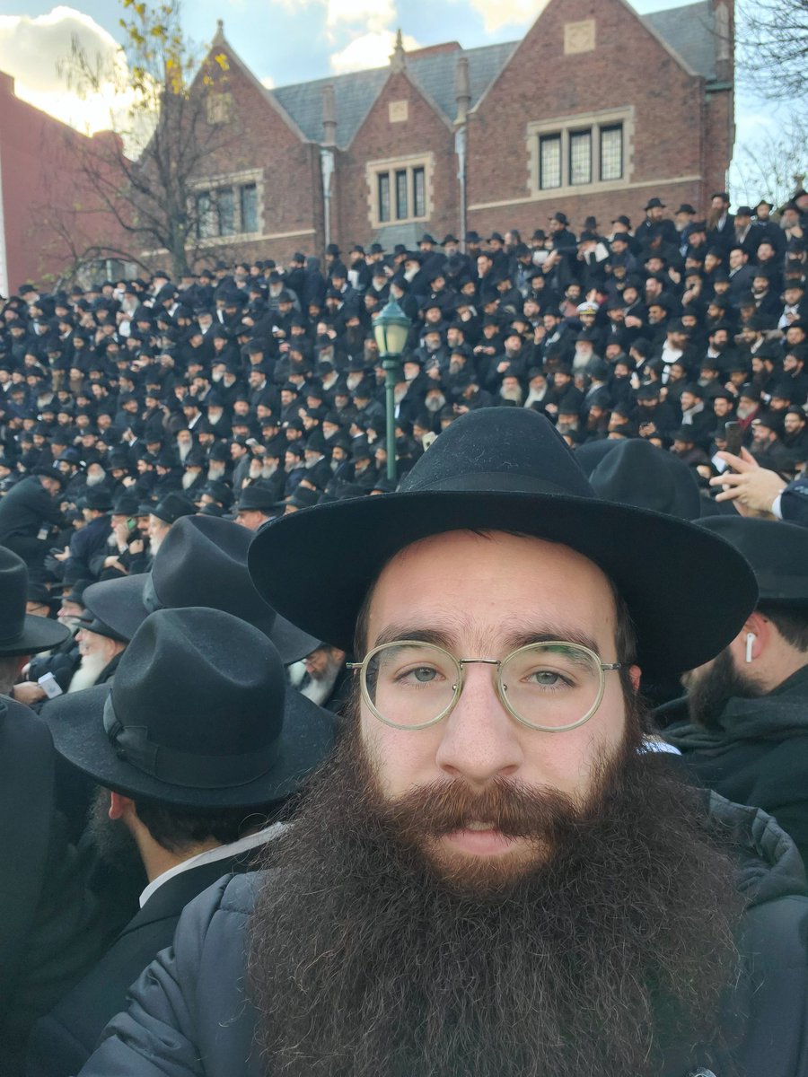 BeardedBalabos's tweet image. Not very confident that I&apos;ll be seen in the photo. #shortproblems