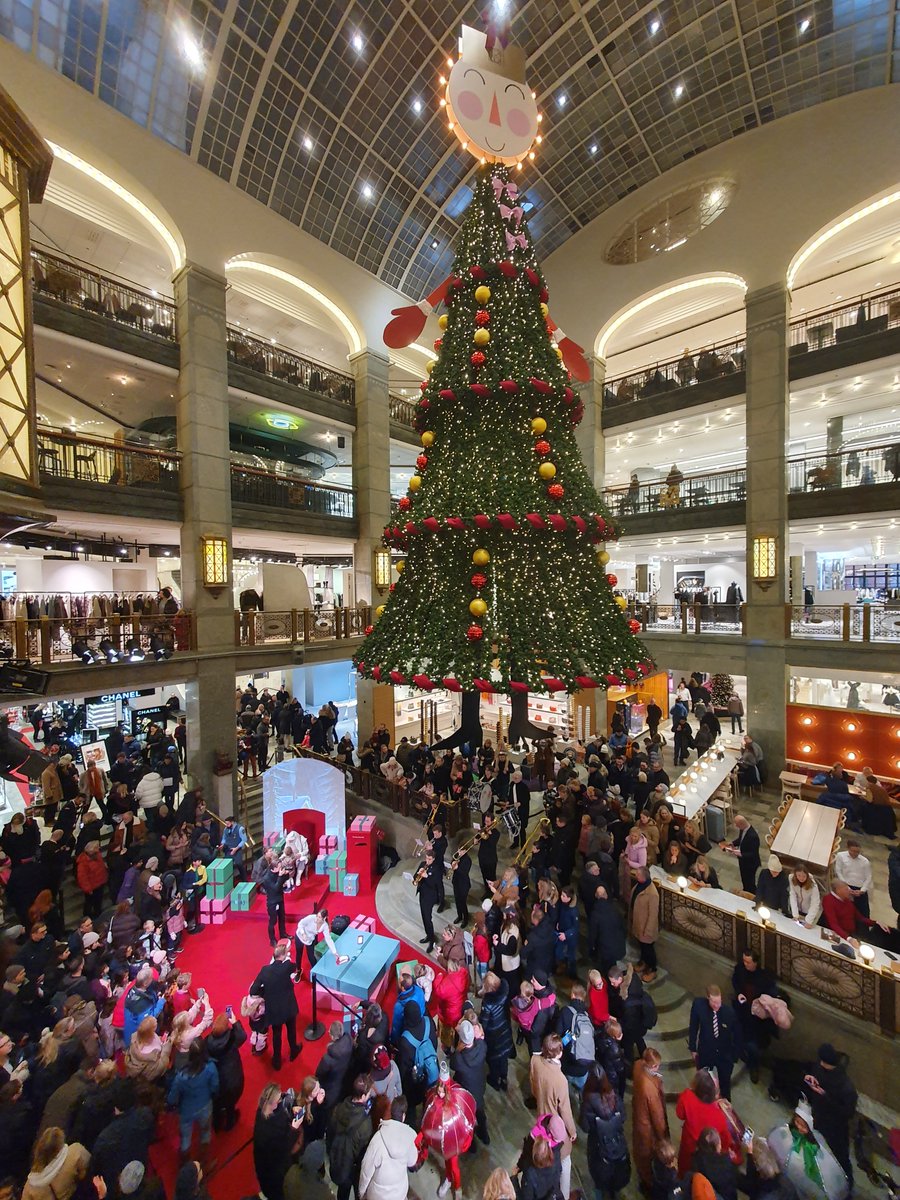CoyallC's tweet photo. La navidad es mujer en 🇸🇪 este año y viste de amor, dulzura y esperanzas de decenas de niños. 

Por supuesto, Santa 🎅 la acompaña. https://t.co/zIAyQDxdGl