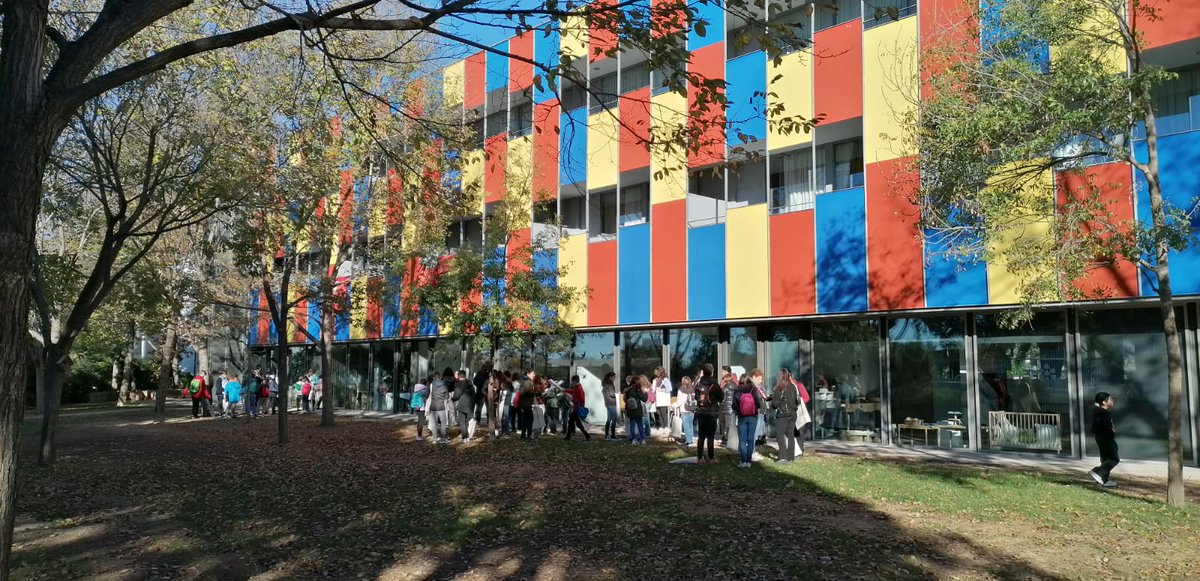 CNIACat's tweet photo. En marxa el treball per grups sobre 'Educació i escola' del Congrés dels Infants i els Adolescents de Catalunya organitzat pel CNIAC. El primer congrés organitzat pel CNIAC en paraules del seu president a l'acte d'obertura del Congrés. #tinguesveu #dretsinfants https://t.co/MSxgJTwzT6