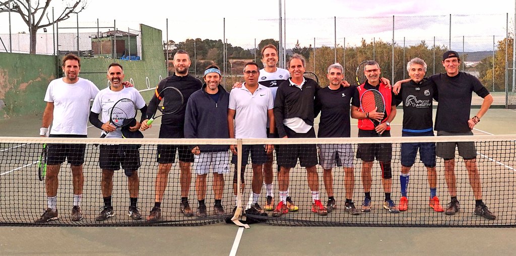 Primer entrenament de la temporada del equip #tennis +40 del CT #Manresa🎾🎾

Sessió intensa per entomar una competició exigent!

#FemClub!