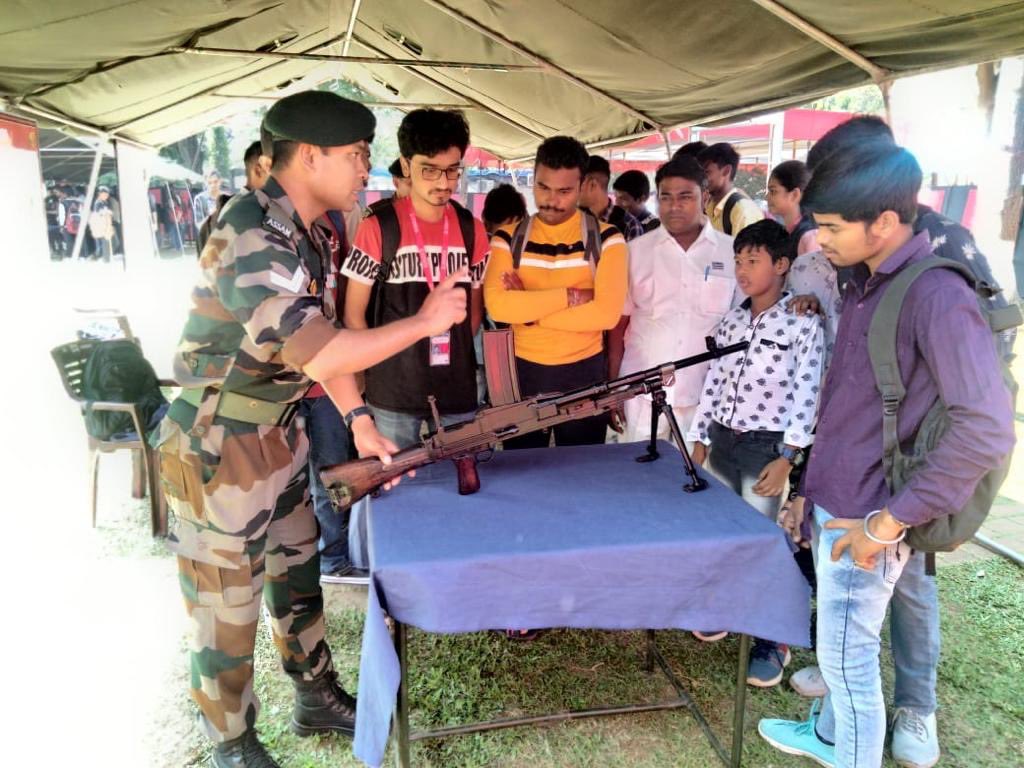 IaSouthern's tweet photo. Under the aegis of HQ #MG&G Area, a Weapon and Equipment Display was organised by #IndianArmy at #KJSomaiya College of Engineering, #Mumbai to instil a sense of pride in the custodians of the national security.
#KnowYourArmy
#SouthernCommand https://t.co/RqTiOwiNCU