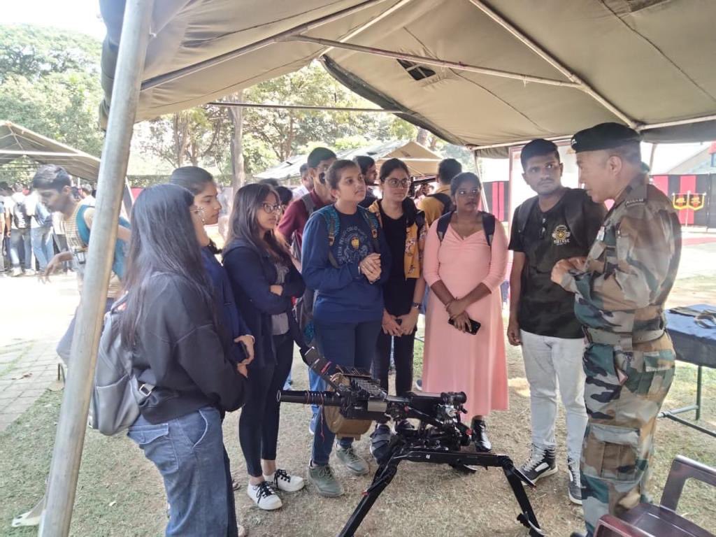 IaSouthern's tweet photo. Under the aegis of HQ #MG&G Area, a Weapon and Equipment Display was organised by #IndianArmy at #KJSomaiya College of Engineering, #Mumbai to instil a sense of pride in the custodians of the national security.
#KnowYourArmy
#SouthernCommand https://t.co/RqTiOwiNCU