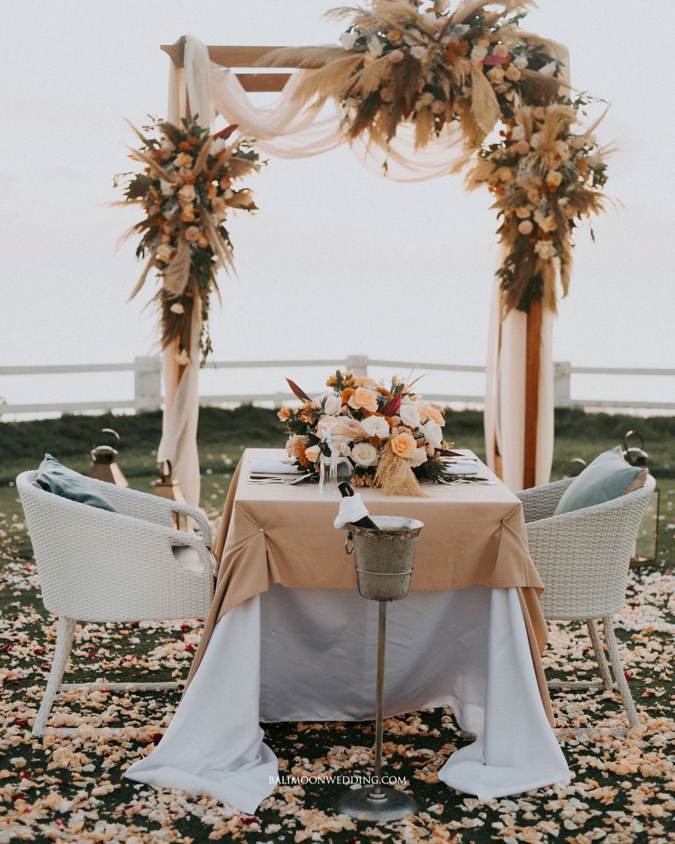 balimoonwedding's tweet photo. Private clifftop elopement with an amazing ocean view. From the wedding of Carley &amp; Patrick 💕 💕

Romantic dinner.

📸 @themarvelous_pictures
🌷 @mystyleweddingdecoration https://t.co/MtgKtk6mex