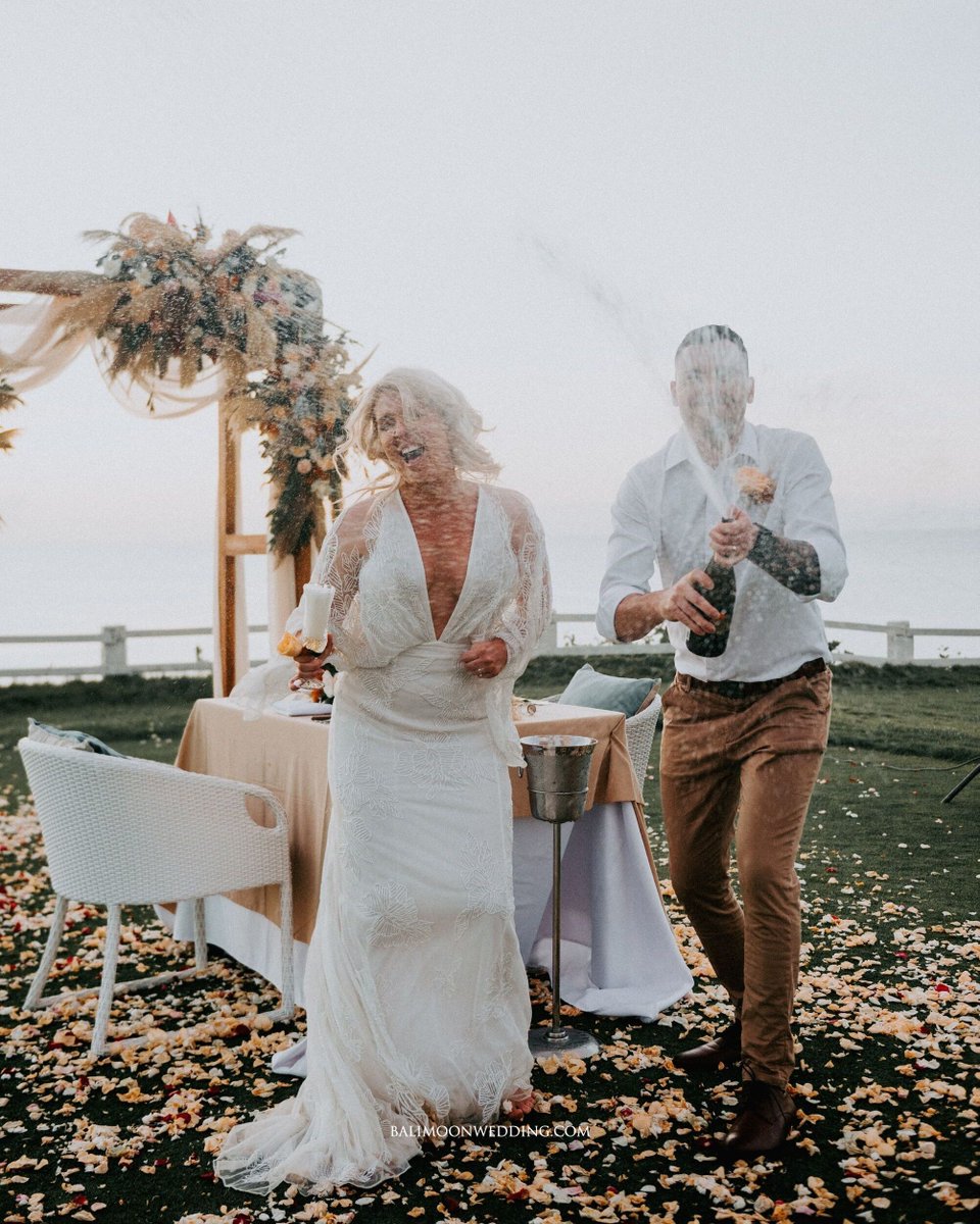 balimoonwedding's tweet photo. Private clifftop elopement with an amazing ocean view. From the wedding of Carley &amp; Patrick 💕 💕

Romantic dinner.

📸 @themarvelous_pictures
🌷 @mystyleweddingdecoration https://t.co/MtgKtk6mex