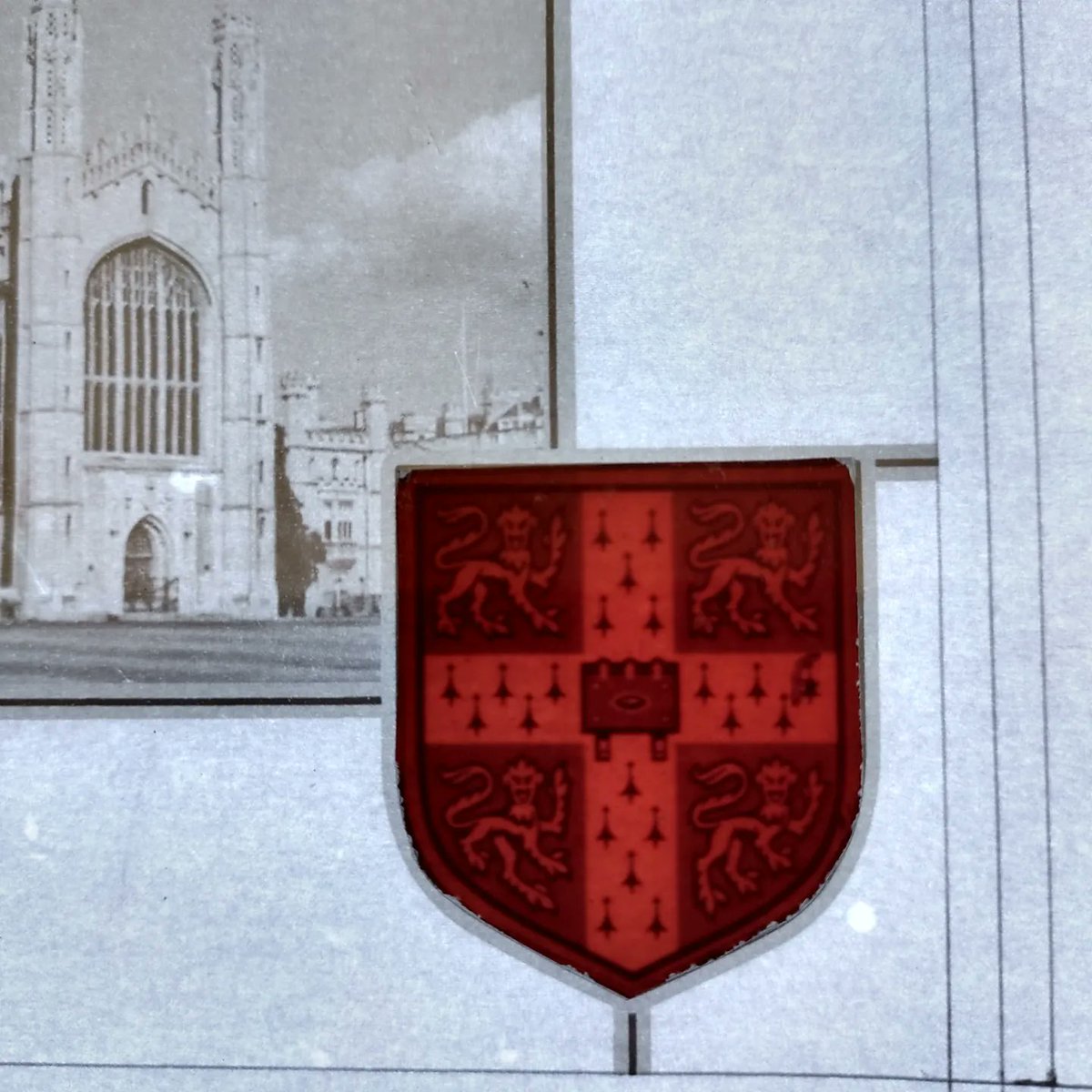 steveninglass's tweet image. Working on my latest commission and using a little Lamberts red flashed glass for this coat of arms

#stainedglass
#acidetching
#craft
#handmade
#giftideas 
#kingscollegecambridge