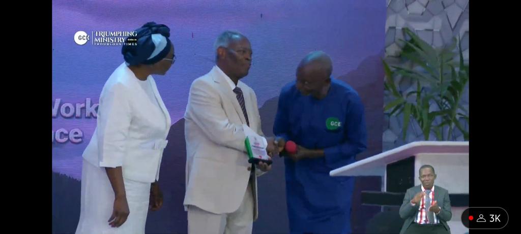 hereminence7's tweet photo. TARABA!!!!! Ayam speechless๐ฅ๐
What an Honour!!!! This singular act will make it clear that Biggest Daddy is a Global Pastor๐ซ๐ฅโก
#GlobalWorkersConference https://t.co/q0XccSXv0F