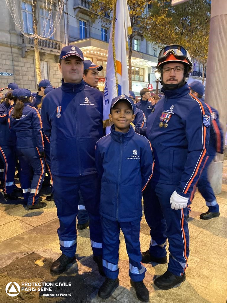 PCParis19's tweet photo. 🔹🔸#ceremonie 
Comme tous les ans, la Protection Civile participe au ravivage de la Flamme du Soldat inconnu sous l’Arc de triomphe.
Cette année nous sommes fiers de voir le cadet Eliott (fils de l'un de nos secouriste)
Merci à Julien et Kevin, 2 référents cadets
#pcps #fnpc https://t.co/L9Hg6ii0SY