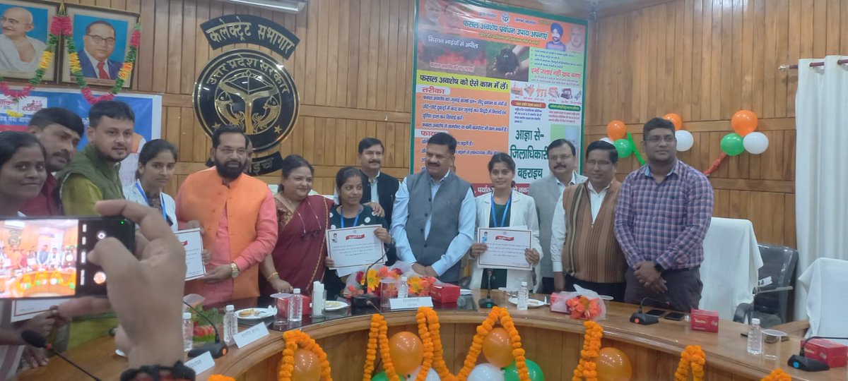 THAKURALOKPRAT1's tweet photo. आज बहन समीक्षा सिंह UPPSC Grade2 Nursing Officer के पद पर चयन हुआ । आज कलेक्ट्रेट सभागार में नियुक्ति पत्र प्राप्त करते हुए। भोलेनाथ की आशीर्वाद ऐसे बना रहे और आगे खूब तरक्की करो ।।💐💐💐 https://t.co/9nwLEVHxhC