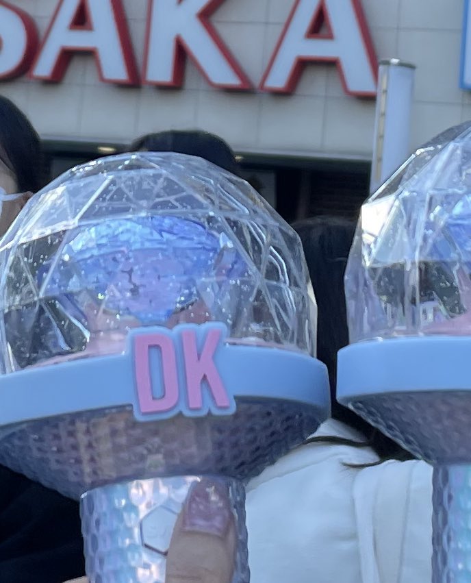 __17seok's tweet photo. 20日の京セラドームの開演前にドギョムのペンララバーアクセサリー落としてしまいました、、、。

だれか見かけた方いらっしゃいましたら早急にお知らせ欲しいです😭😭😭😭

特にステージサイド席3塁下段26通路です😭

セブチ 落し物 ステサイ ペンライト https://t.co/oRQpZQS6S8