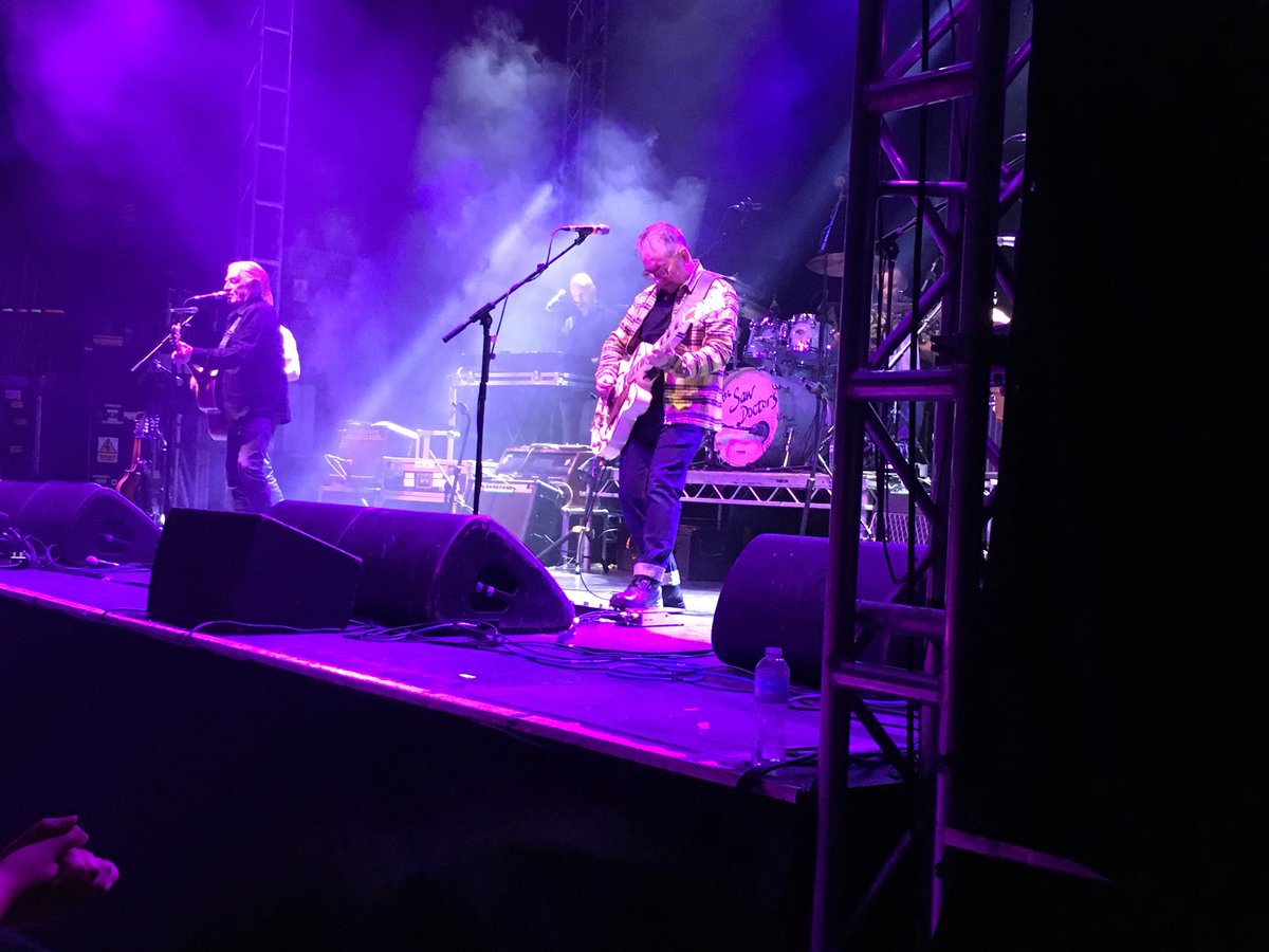jimhigo's tweet photo. Saw Doctors were fantastic as always. 2 hours of relentless rock n roll that made a packed @O2AcademyLeeds forget about all lifeβs shit for a while. I need more nights like this and I need more @sawdoctors please donβt make us wait this long again #sawdoctors #leedso2 https://t.co/jzthNcj9Wq