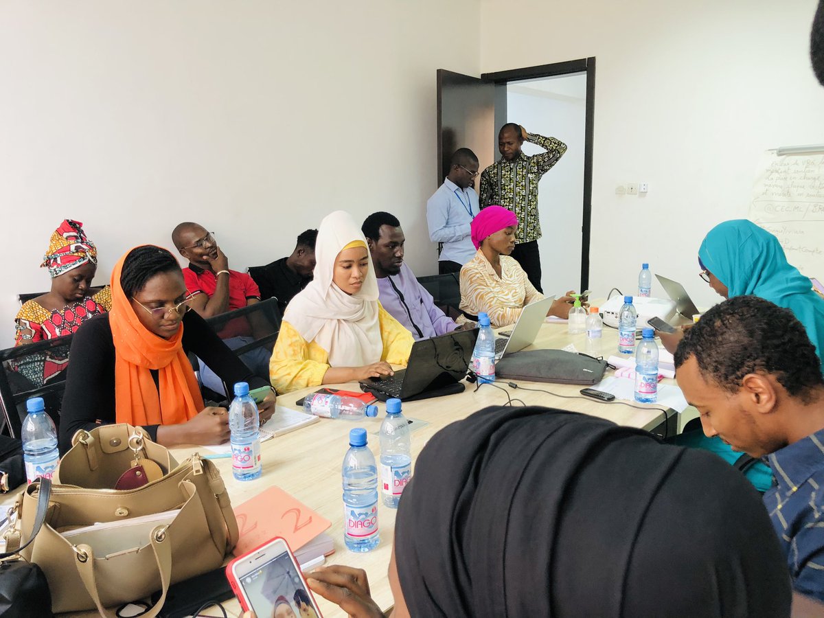 ASWMali's tweet photo. Les 16jours d’activisme,une occasion pour mettre fin aux VBG(violences basées sur le genre).
Mali Sugu yiriwa en collaboration avec STRONG WOMAN ,IYA4D,chaque enfant compte,les jeunes ambassadeurs ont tenu une activité de communication sur Twitter et Facebook.
#Stop VBG. https://t.co/ef8Exg6oKG