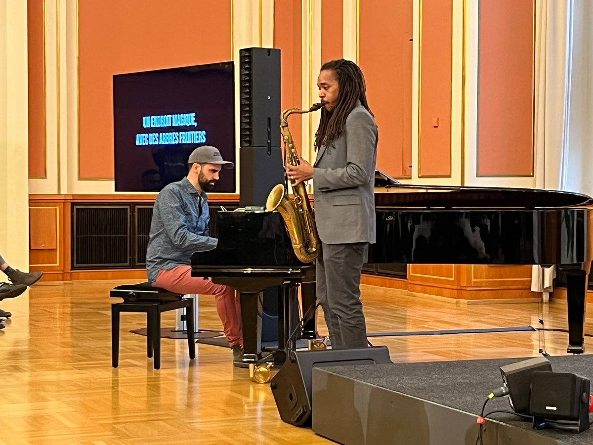 LavraieD's tweet photo. ChTaubira: Cérémonie de clôture #8CongressECPM. Trio improbable et… performant: Kazemde George tenor saxophone, @marquesjazz piano, Berlin; voix… Keith LaMar, depuis le couloir de la mort en Ohio. Sa voix nous bouleverse. Ses mots nous ébranlent. L’e… https://t.co/aZbRPfXfrB