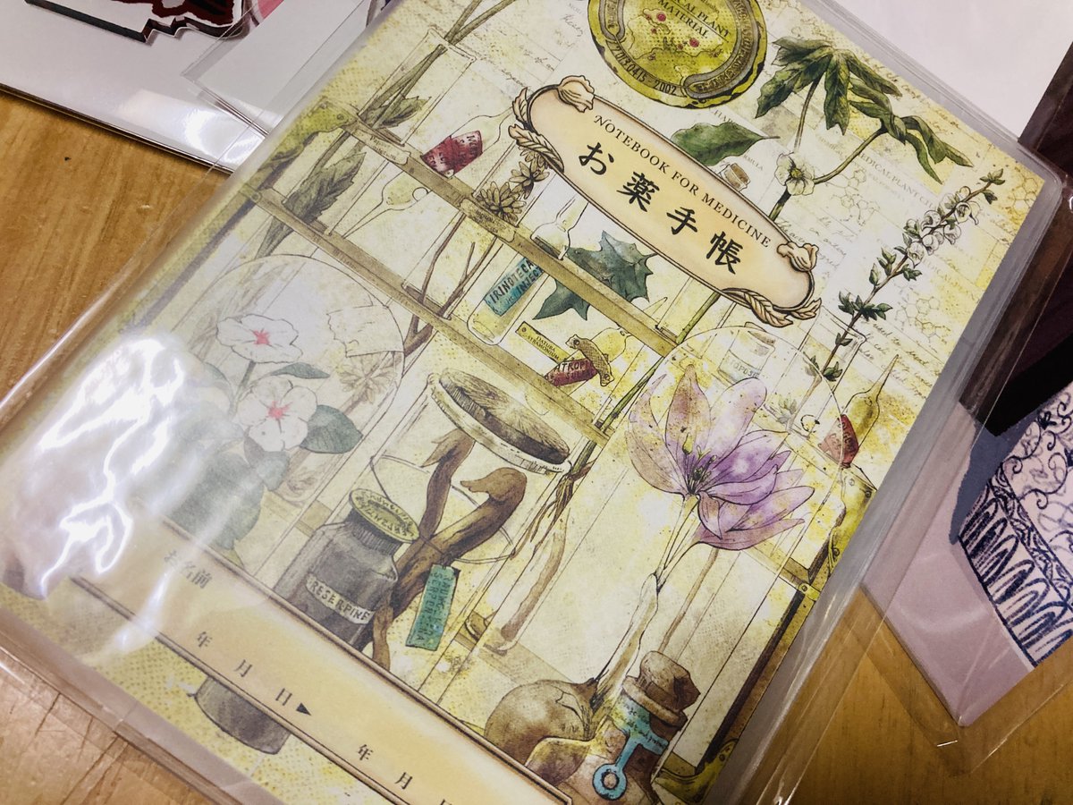 本日のデザフェスでお迎えしてきたもの!
数は多くないけれど、欲しかったものが確実に手に入ってよかった🙏🏻✨
マグカップはラス1を包んでいただきました。
実用性のあるグッズはガンガン使っていきます〜!