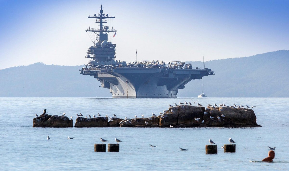 NavyLookout's tweet image. A maritime ring of steel around Russia. 

5 NATO aircraft carriers currently deployed in the Euro-Atlantic region.

🇺🇸USS George H.W. Bush (Adriatic)
🇺🇸USS Gerald R. Ford (North Sea)
🇬🇧HMS Queen Elizabeth (Off Southern Norway )
🇫🇷FS Charles De Gaulle &amp;amp;
🇮🇹ITS Cavour (Central Med)