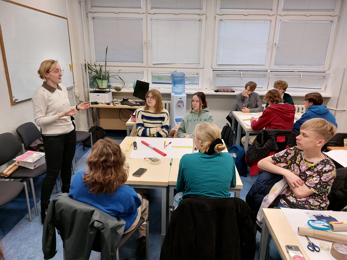 tech4_health's tweet photo. 15 listopada dr inż. Małgorzata Szopińska z Wydziału Inżynierii Lądowej i Środowiska poprowadziła warsztaty pt. "Światło przedsiębiorczości. Projektujemy czujniki przyszłości". Uczestnikami tego emocjonującego spotkania była niesamowita młodzież z V LO w Gdańsku! https://t.co/TwvfsaDATO