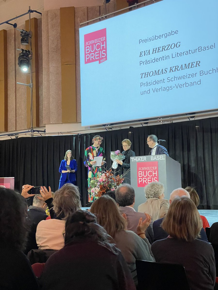 kim de l’horizon gewinnt den schweizer buchpreis 2022 mit „blutbuch“! herzliche gratulation! #schweizerbuchpreis2022