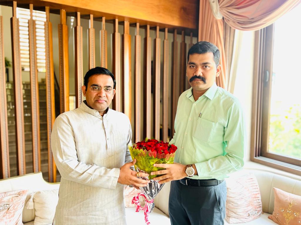 भंडारा जिल्ह्याचे नवनियुक्त जिल्हाधिकारी श्री योगेश कुंभेजकर जी यांनी आज घरी सदिच्छा भेट घेतली.
<a href="/Dev_Fadnavis/">Devendra Fadnavis</a>
<a href="/BJP4Maharashtra/">भाजपा महाराष्ट्र</a>