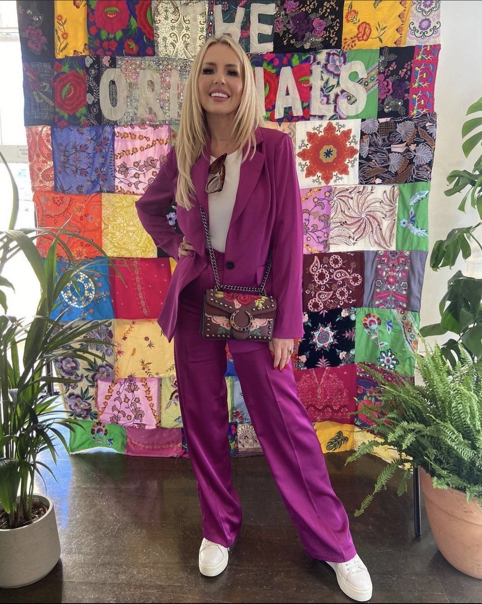 Amschela's tweet photo. @naomikisted looked so chic and vibrant carrying her autumn favourite, the Rene Brunel in Merlot, to a presentation by @monsoon ๐
Shop via the link in our bio OR stocked at @wolfandbadger
โ
#veganhandbag #veganstyle #sustainablestyle #sustainablebrand #petaapproved https://t.co/iLGmi3tsWt