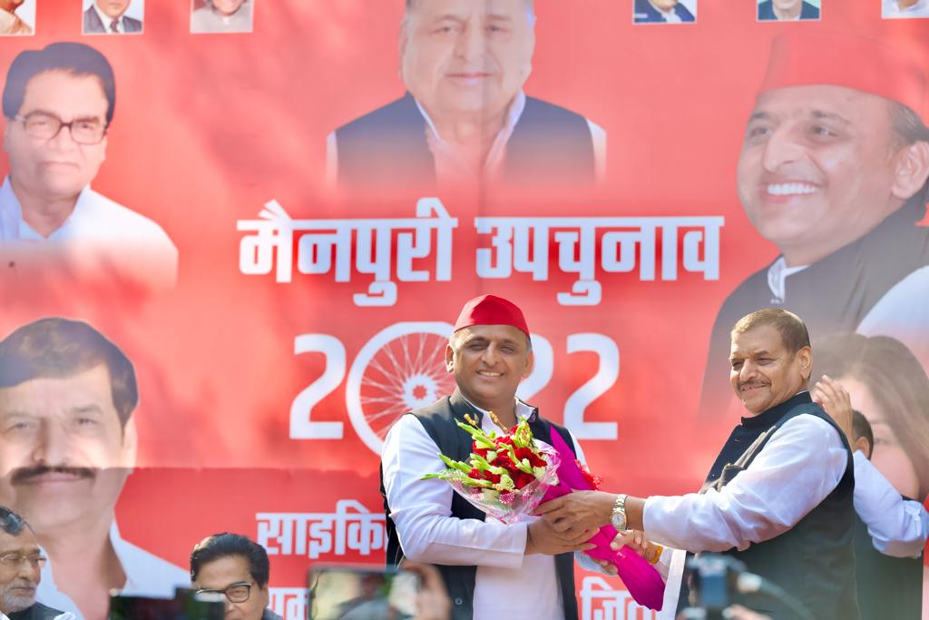 दूरी चाचा भतीजे में नहीं थी, राजनीत में दूरियां थी। चाचा भतीजे में मैंने कभी दूरी नही मानी, राजनीत में भी दूरी आज खत्म हो गई।