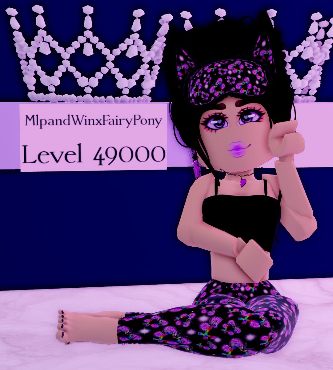 I just hit level 49000 in #RoyaleHigh!💜🖤