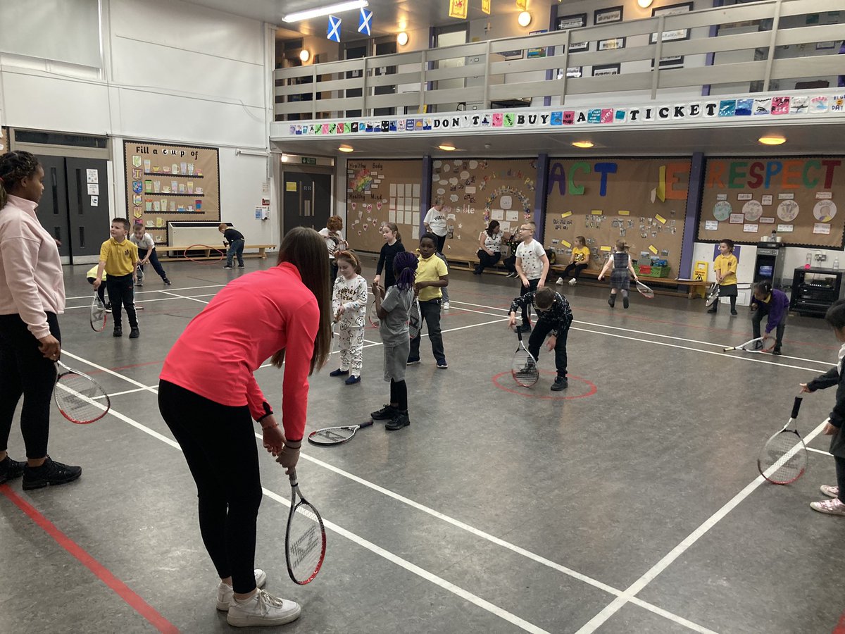 Smithycroft Sports Leaders Jodie & Nashita doing a fantastic job of delivering Mini Tennis to very excited P2 Pupils @SunnysidePri 🎾🙌👏

@Doug_GCC @Woodcock11 @cedric_decuyper @PEPASSGlasgow @SportsLeadersNW @SportsLeaders @SportsLeaderAB @tennisscotland @PEPASS_Leaders