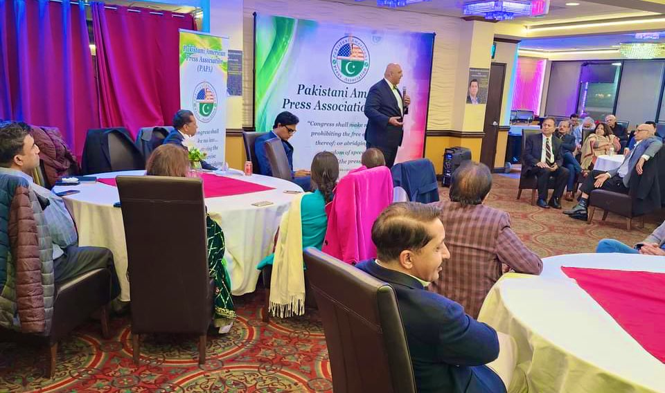pakuspress's tweet photo. سینئر صحافی ارشد شریف کے ایصال ثواب کےلئے پاکستانی امریکن پریس ایسوسی ایشن کی طرف سے واشنگٹن میں تعزیتی ریفرنس کا انعقاد، جس میں پاکستانی صحافیوں کی فلاح و بہبود کےلئے ایک ٹرسٹ قائم کرنے کا فیصلہ کیاگیا۔ امریکہ بھر سےپاکستانی امریکن صحافیوں و کموینٹی کی شرکت۔ #ArshadSharif #PAPA https://t.co/aZwcypPHMg