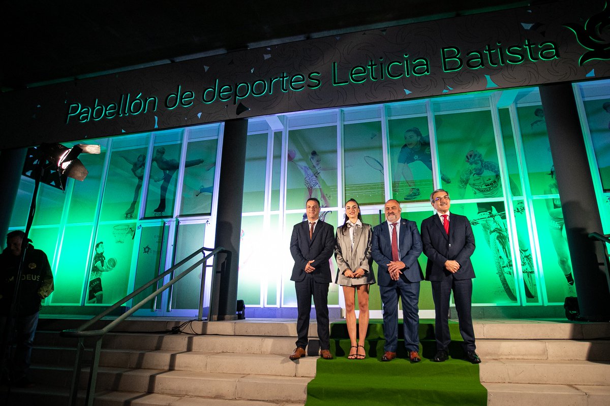 El pabellón de #ElChorrillo ha pasado a denominarse Pabellón de Deportes "Leticia Batista", en reconocimiento a la laureada gimnasta, varias veces campeona de España con su club <a href="/clubbatistana/">Club Batistana de Tenerife</a>, y vecina de #ElRosario. 📸 Álbum completo: bit.ly/3Xj7yQs