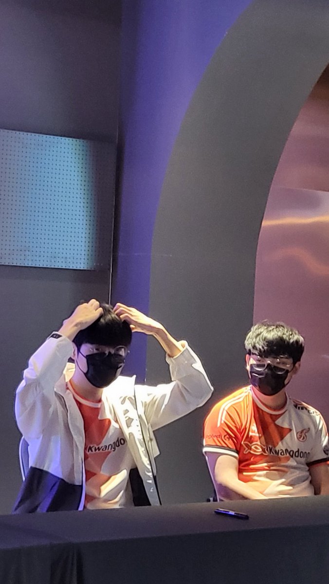 teddysaranghae's tweet photo. 동그란 테디와 멍한 호잇 #teddy #hoit https://t.co/axoK5kKlZz
