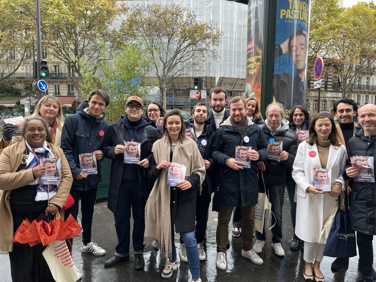 LeclercErwan's tweet photo. Quel plaisir de retourner #SurLeTerrain ce matin pour aller échanger avec les habitants du 8e sur les mesures du @gouvernementFR en faveur du pouvoir d’achat !
👏🏻 De très bons retours, des encouragements ! https://t.co/u9BTU8JvMp