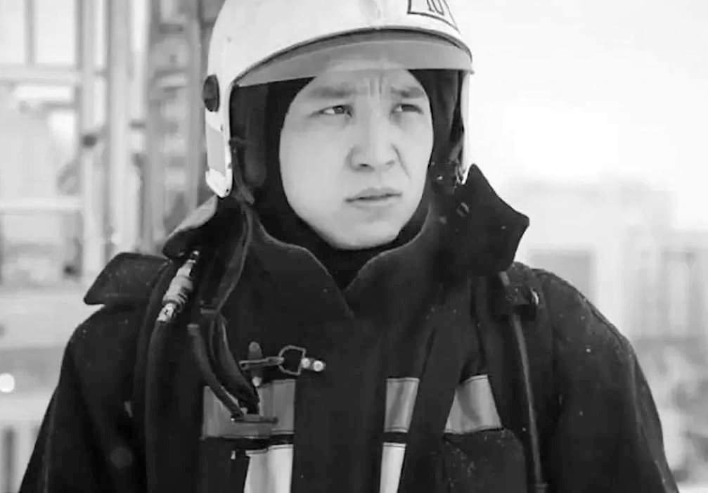 Alexandr_Tsoy's tweet image. Чуда не случилось - отважный пожарный Аскар Забикулин, спасший из огня бабушку с двум маленькими детьми и получивший ожоги 3 степени, скончался в больнице. Герой нашего времени. Светлая память