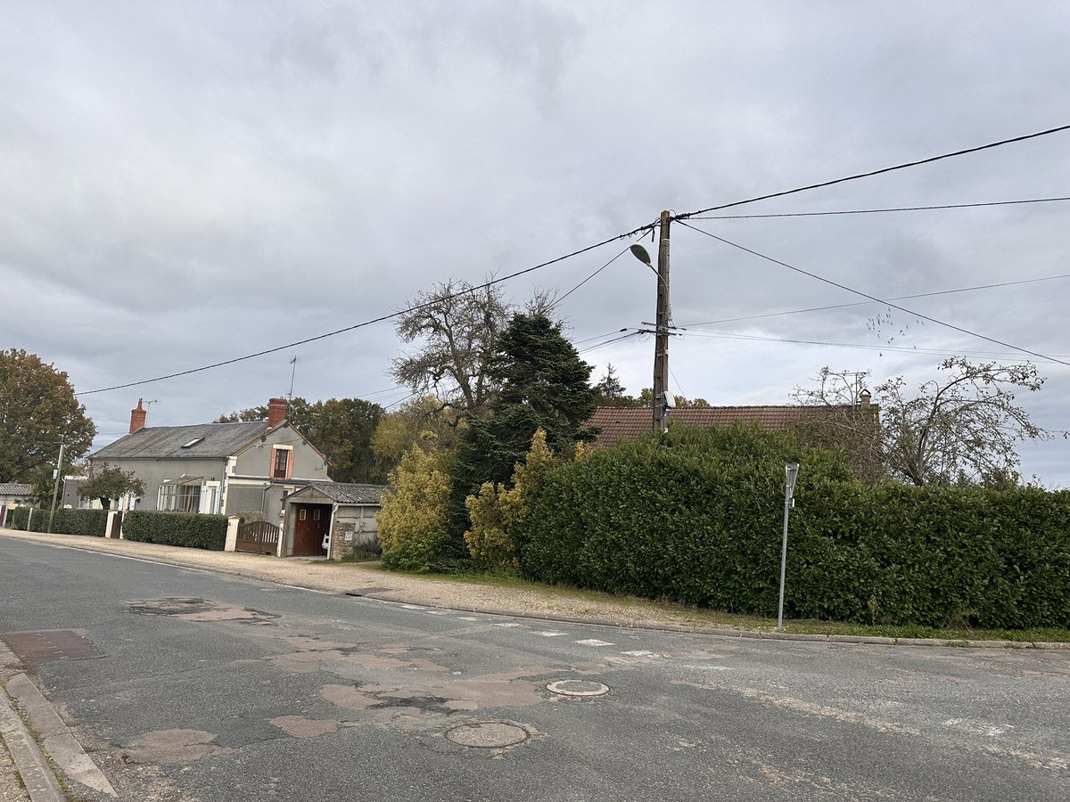 kadjor's tweet photo. @BFO_BERRY  bonjour quelle est la hauteur minimum pour une traversée de route d'un câble fibre j'ai une amie son câble a été arraché par un camion. J'ai mesuré 4.48m on était sur que ça allait arriver voir photo . Sous traitant de @bouyguestelecom https://t.co/isH4oJlwqL