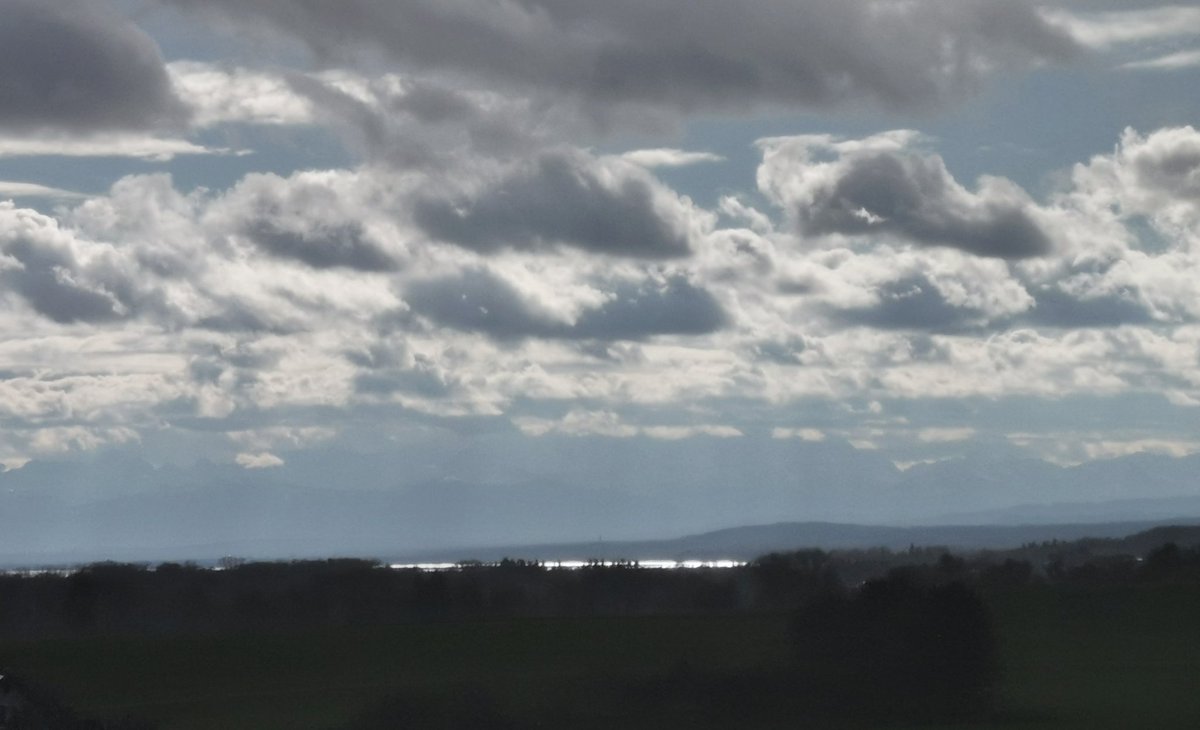 Fließender Übergang zwischen Bergkette und Wolkenmeer. Drunter glänzt der Ammersee.
#KottgeiseringOfTheDay
#Erheberfreuden